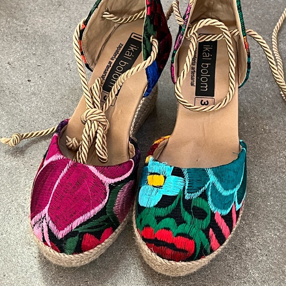 ❣️SOLD❣️NWOB Embroidered Espadrilles Wedges Size 6.5 - Picture 1 of 4